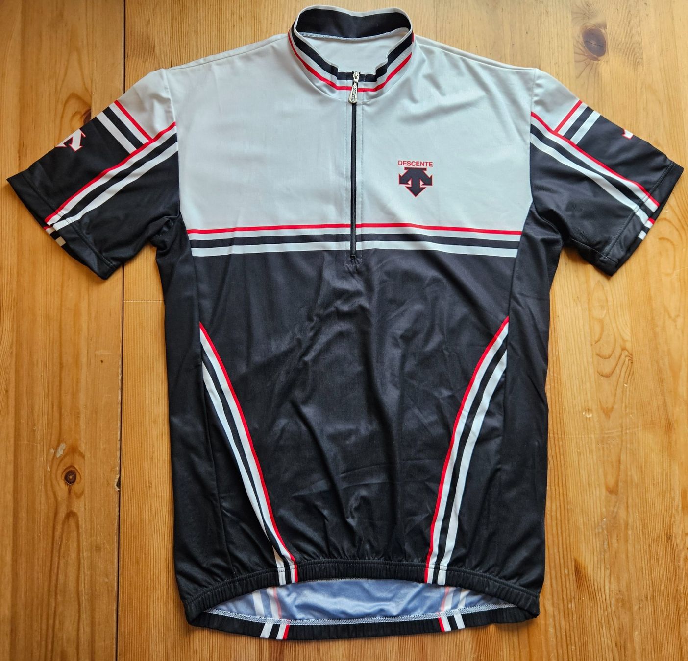 Leibchen & Hosen: Radtrikot Descente Gr. XL Velo Radsport Trikot – Gebraucht aus Hägglingen von United-Village-Trade