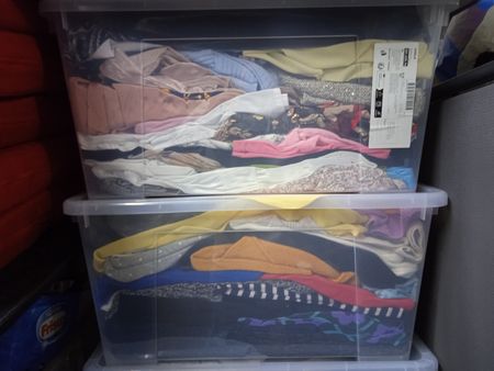 Kleidungspaket Damen gemischt in zwei Kunststoffboxen