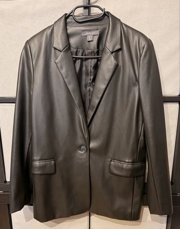 Trendiger, schwarzer Kunstleder-Blazer