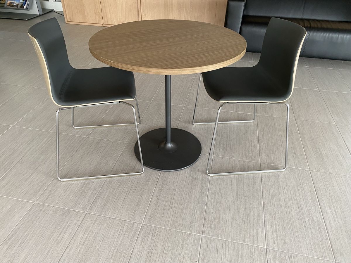 Set di tavolo e panche: Tisch und zwei Stühle von Arper – Usato da Hägglingen venduto da Karin0802 4