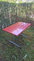 Roter Kunststoff Gartentisch mit verzinktem Metallgestell