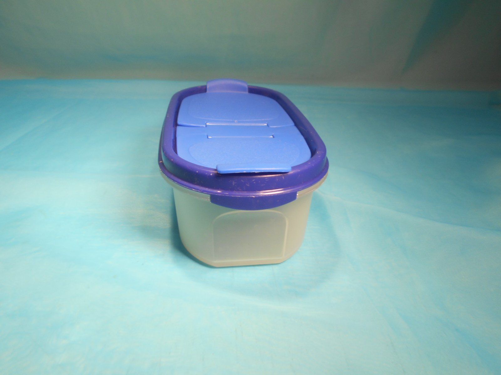 Tupperware Contenitori & Simili: Tupperware Behälter, 5dl, 2 Oeffnungen im Deckel – Usato da Bellach venduto da JingleCherry 1