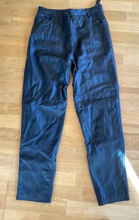 Klassische schwarze Lederhose in Jeansform