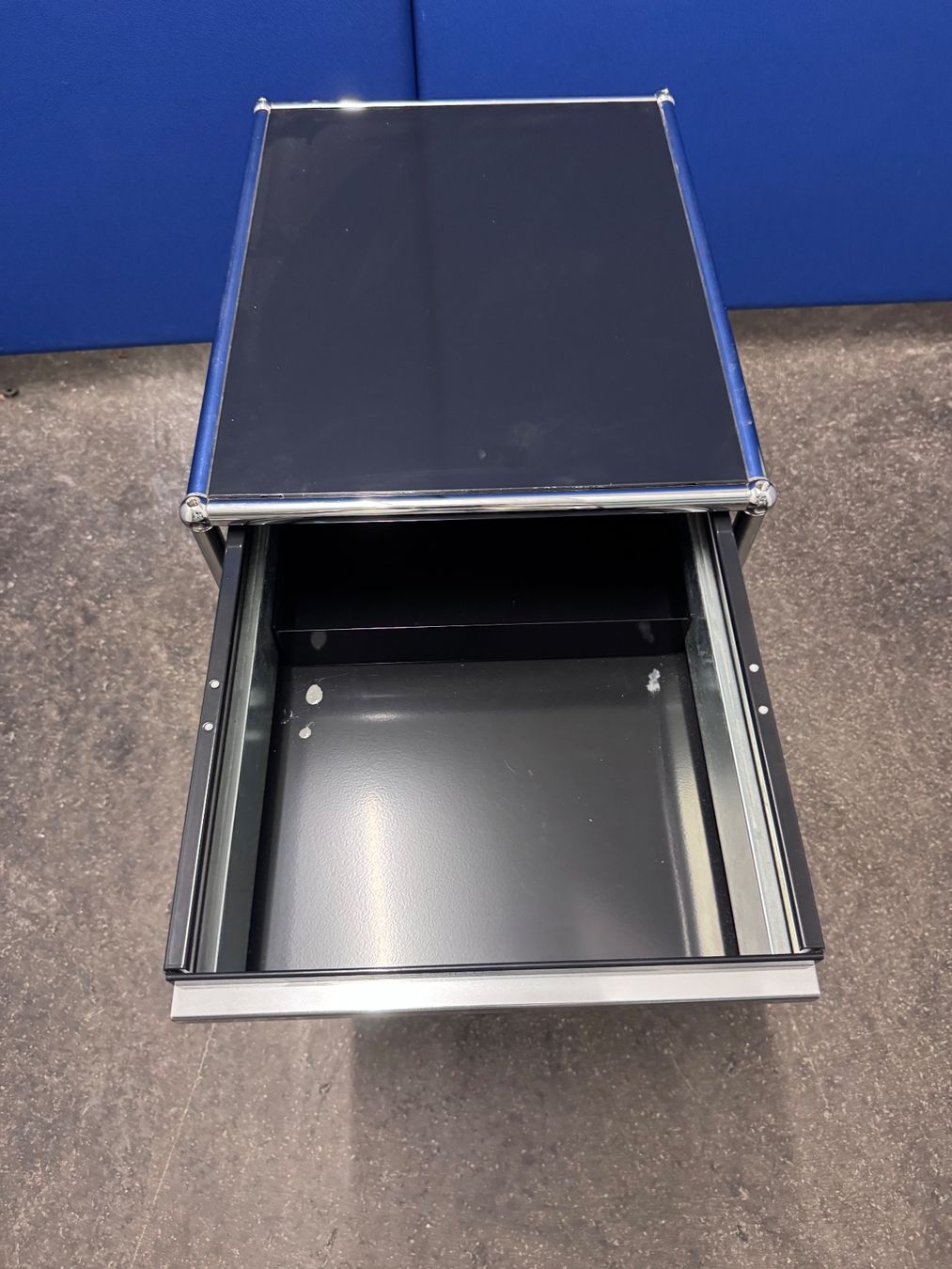 USM Banconi: USM Rollcontainer schwarz mit Schublade – Usato da Bern venduto da samryan 1