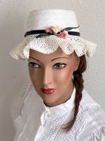 Weisser Vintage Basthut mit Kunststoff Blüemli