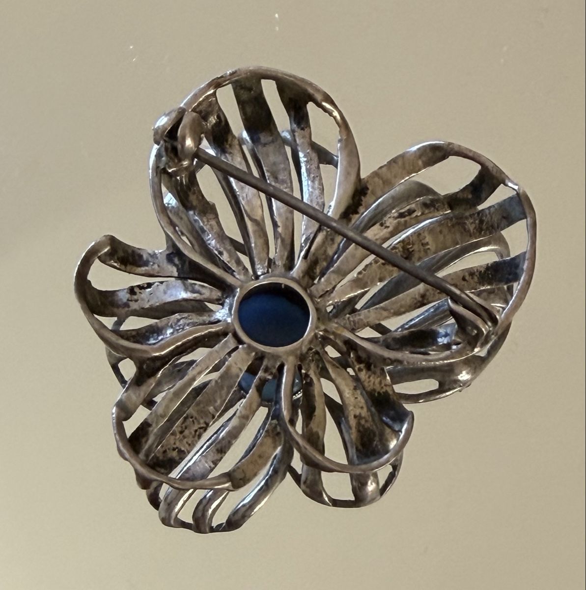Spille & Fermagli: Vintage 835 Silber Blumenbrosche mit blauem Cabochon – Usato da Binningen venduto da Cchatz 1