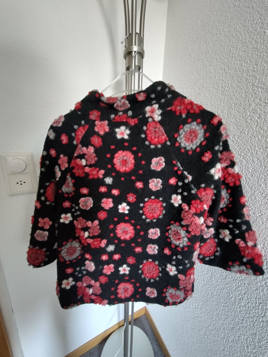 Giacche: Wolljacke mit 3D- Blumen schwarz- rot Gr. S – Usato da Arbon venduto da Franca1979 4