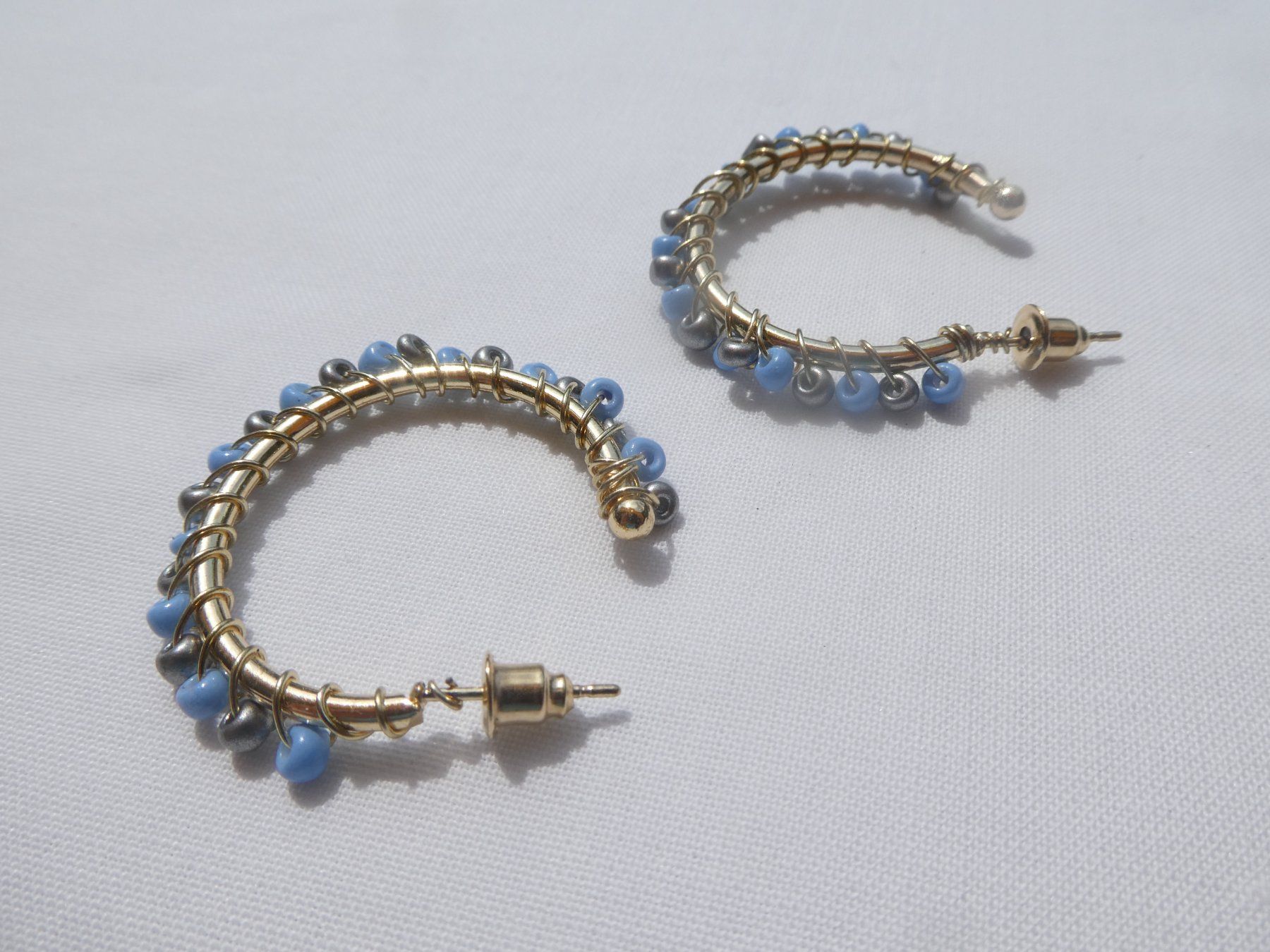 Orecchini pendenti & Orecchini a lobo: Creolen mit Rocailles-Perlen, Modeschmuck, neu – Nuovo (secondo la descrizione) da Gattikon venduto da kaandooh 2