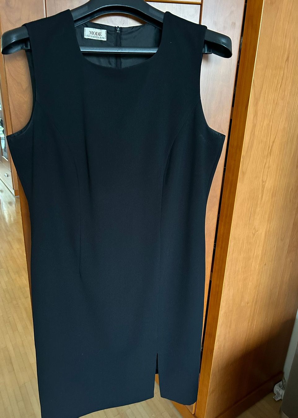 Kleider: Elegantes Schwarzes Kleid mit Schlitz Gr. 42-44 – Gebraucht aus Wädenswil von coconut1289 1