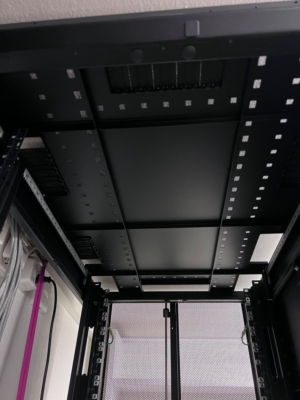 Apc Racks & Cavalletti: Serverschrank APC 48HE schwarz – Usato da Zürich venduto da wme_n5yf 7