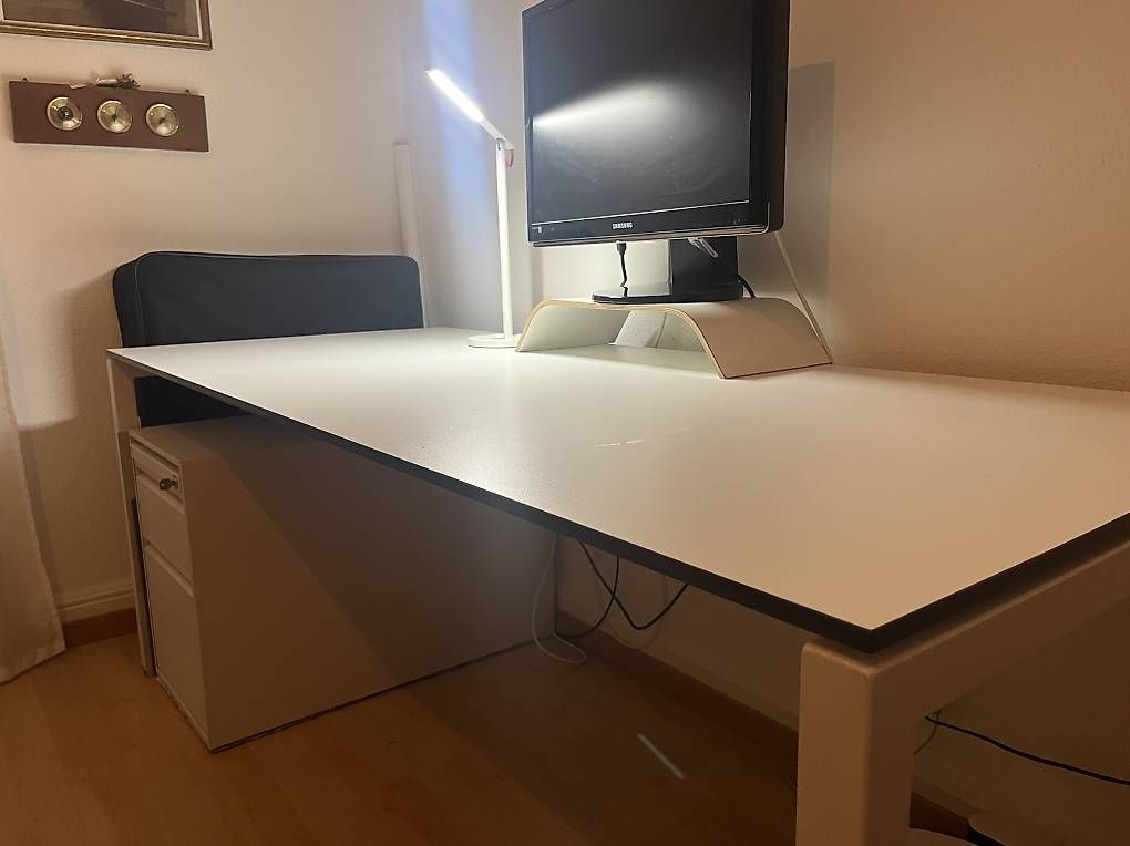 Schreibtische: Grosser Bürotisch – Gebraucht aus Luzern von ELIAS1A 1