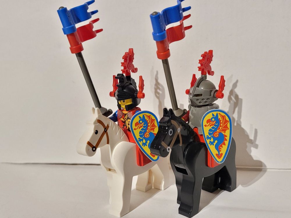 2x Chevaliers Lego Castle Vintage Dragon + Drapeaux. Top ! 3