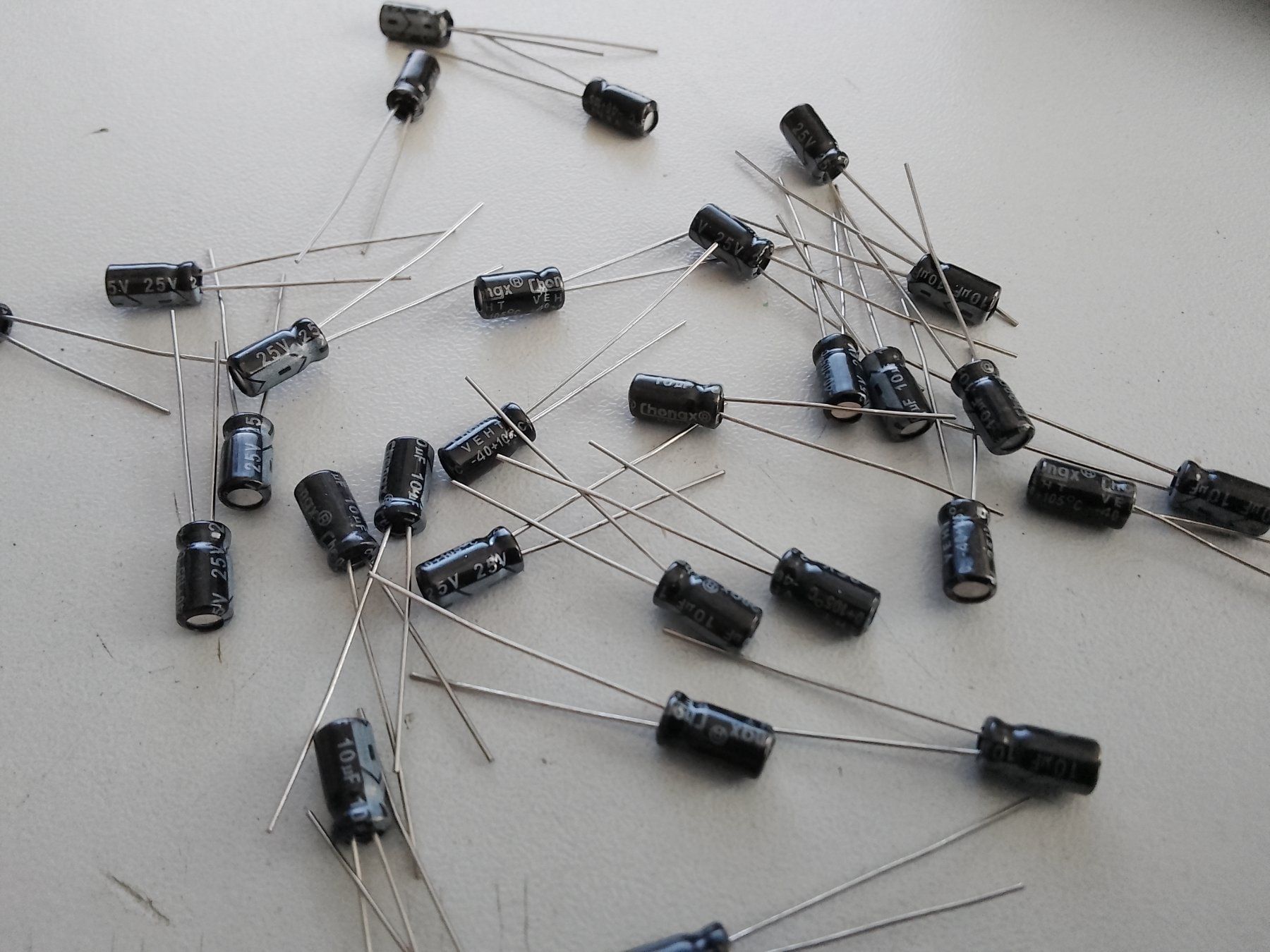 Composants électroniques: Elektrolyt Kondensator 10uF 25V 5Stk – Neuf (Voir description) à Luzern par Salefactory