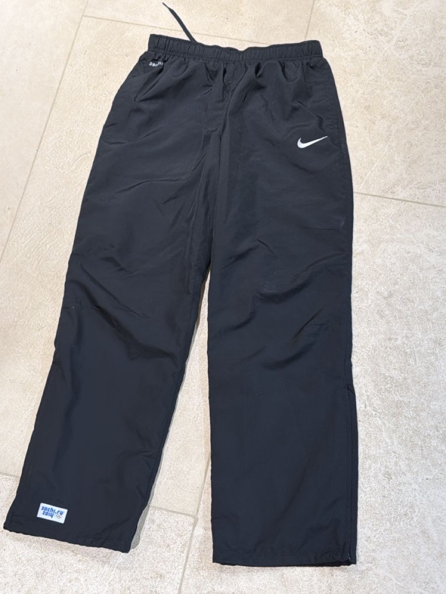 Nike Pantaloni: Nike DRI-FIT Sporthose Sochi 2014 Grösse L – Nuovo (secondo la descrizione) da Obersaxen venduto da jen_6dnw