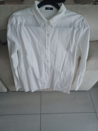 Chemise blanche élégante avec plis dans le dos