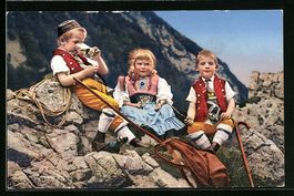 Mädchen und zwei Jungen in Schweizertra