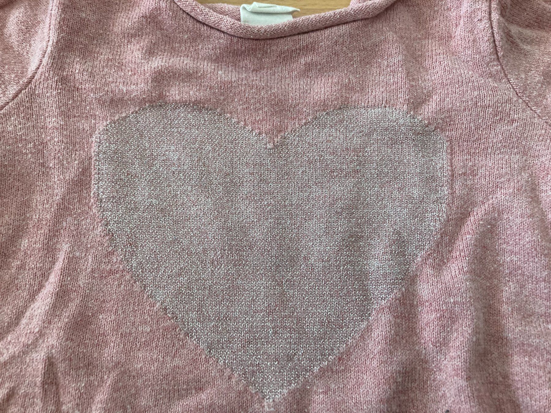 H&M Maglioni & Felpe: Pullover mit Herz-Motiv "H&M" – Usato da Muttenz venduto da Juvenile33 1