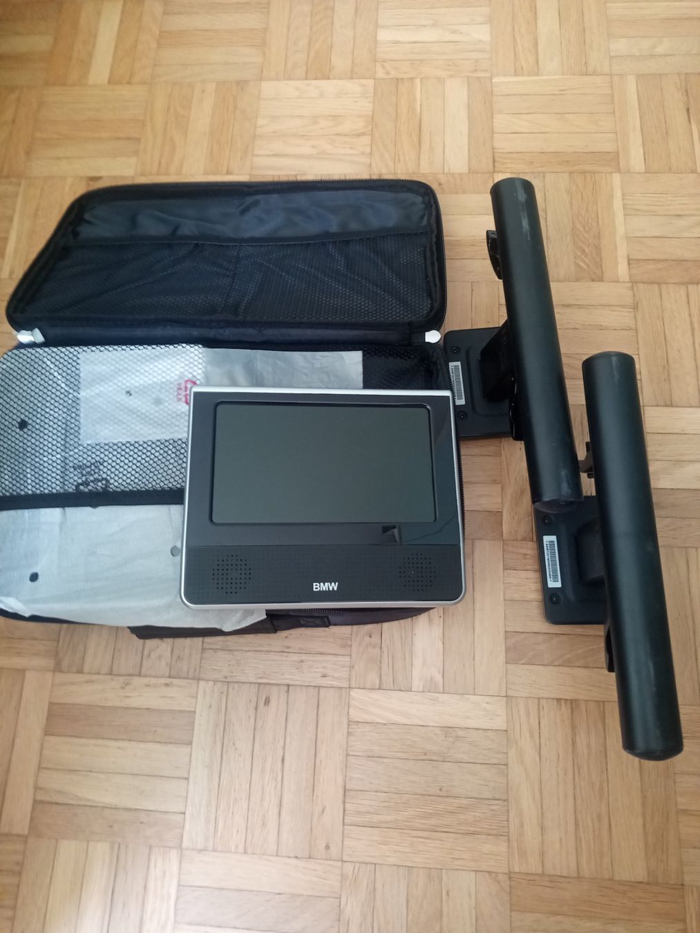 BMW Tutti pezzi di ricambio auto: Tablette DVD originale BMW avec fixation appui-tête. – Usato da Sonceboz-Sombeval venduto da Motard65 1
