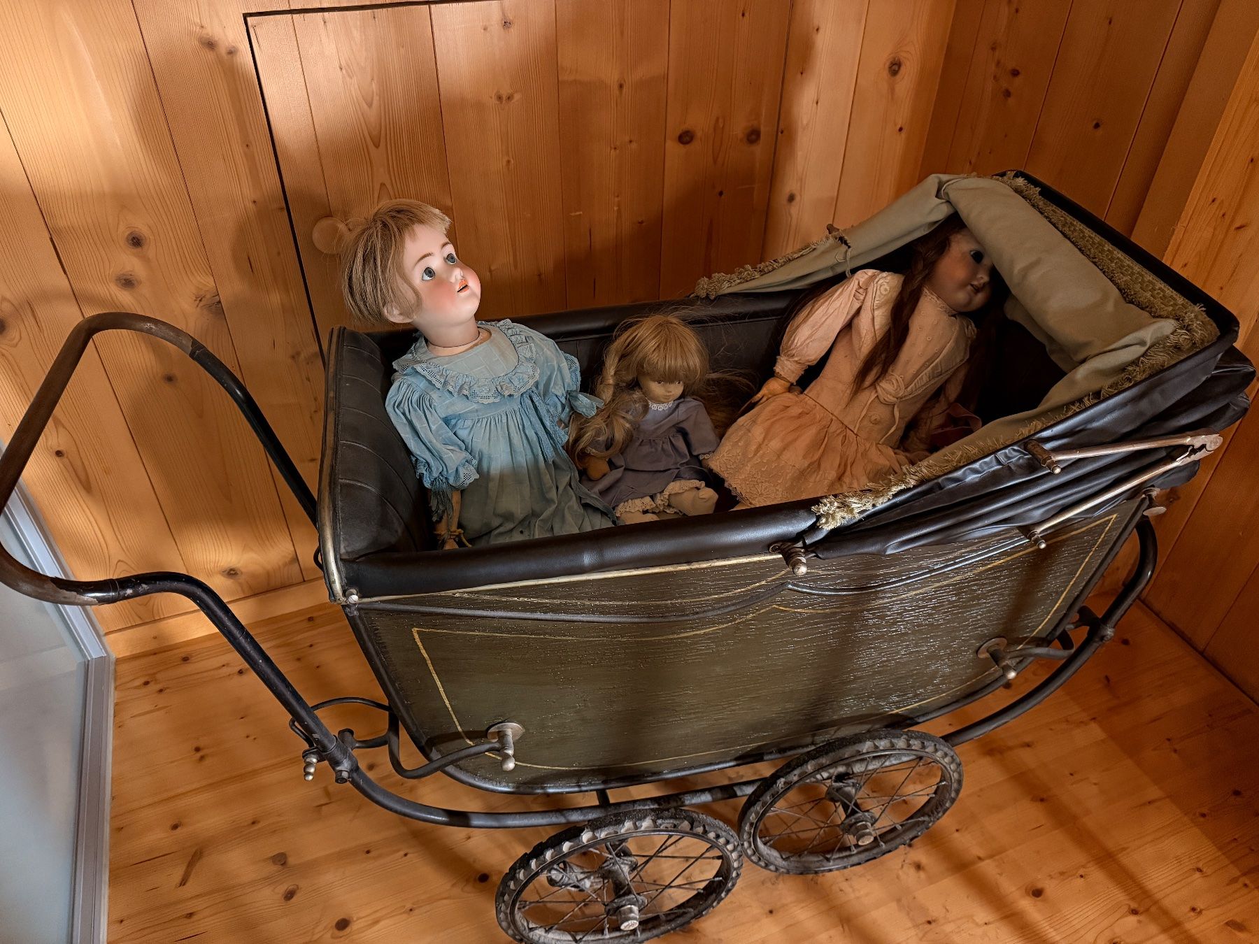 Bambole: Alte Puppen inkl. Kinderwagen – Usato da Thun venduto da S.Nyff
