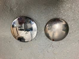 Zwei Tank Deckeln für Oldtimer Motorräder