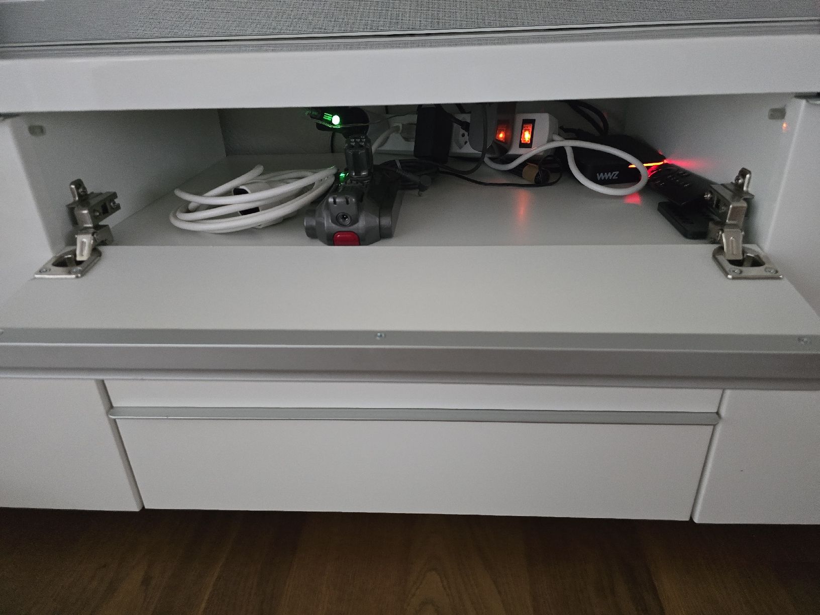 TV Möbel: Fernseh Möbel und Vitrine – Gebraucht aus Baar von bia_m5xb 2