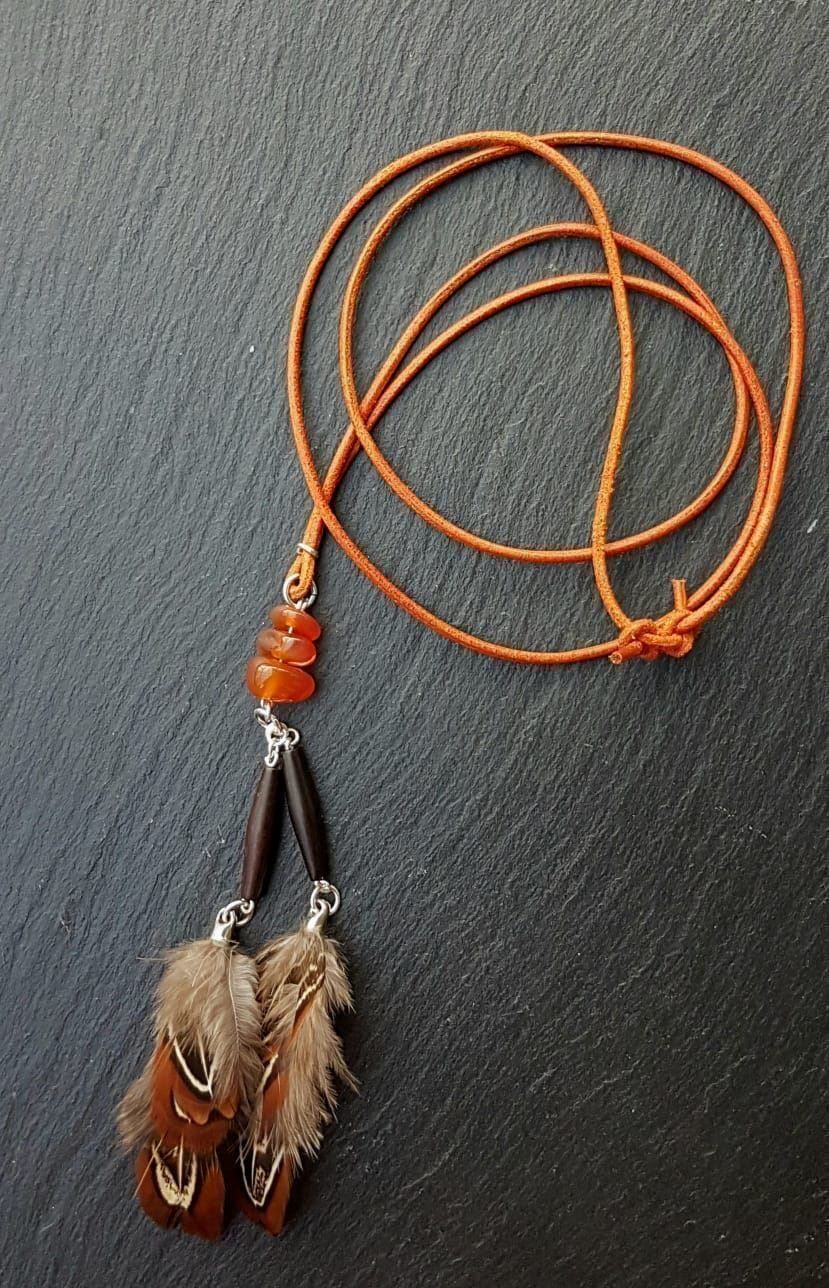 Ciondoli: Amulette/Grigri, Cornaline, cuir, plumes – Nuovo e nell'imballaggio originale da Veyrier venduto da Leilazizou 1