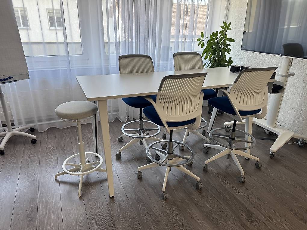 Set di tavolo e panche: Steelcase Sitzungstisch mit vier Stühlen – Usato da Baden venduto da mercari 3