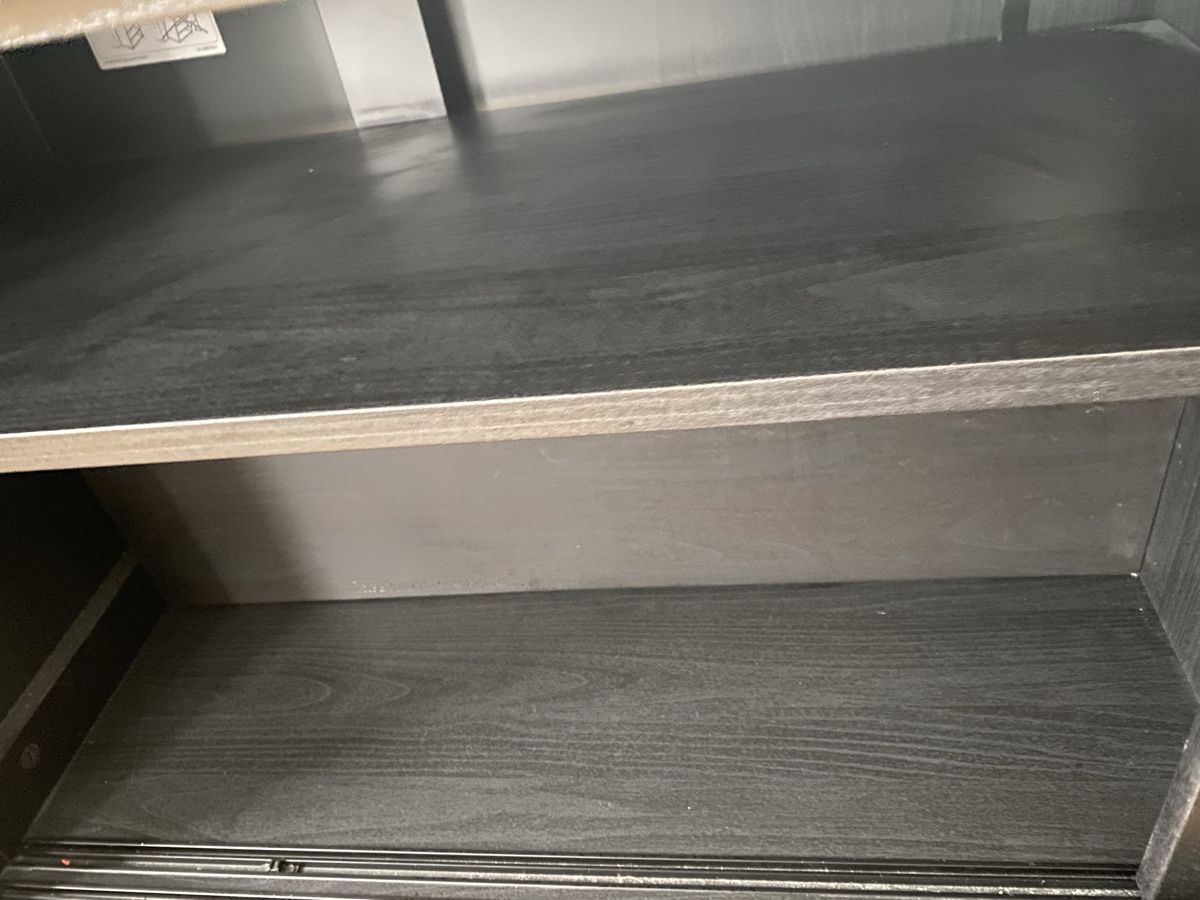 Ikea Mobili TV: Schwarze Vitrine aus Holz mit Glastüre – Usato da Wallisellen venduto da BoeJoe 3