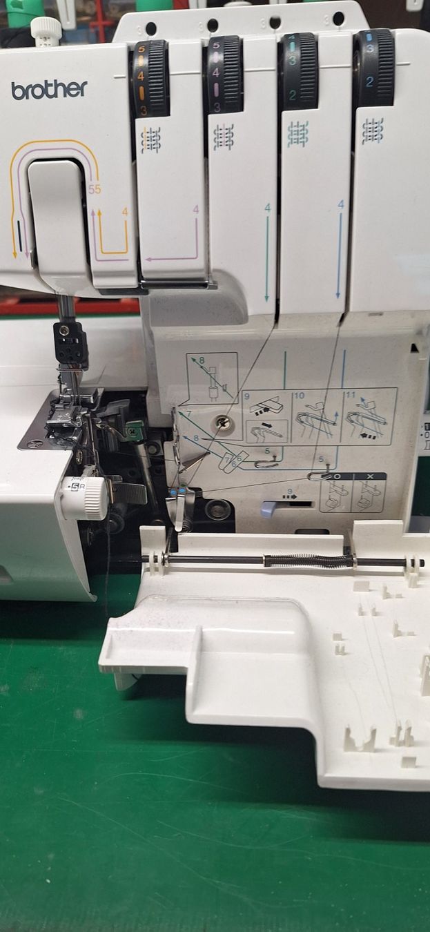 Brother Macchine da cucire: Brother overlock 3034 D mit Zubehör – Usato da Basel venduto da Meggesflomi 2
