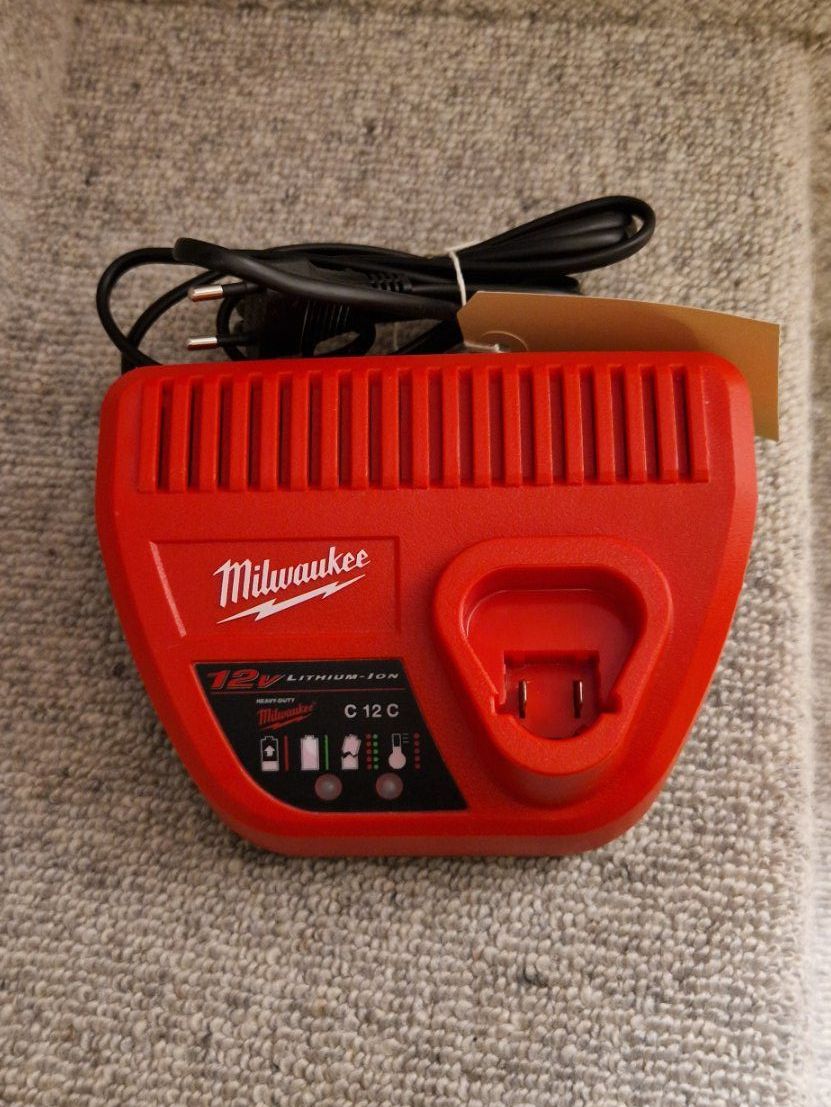 Milwaukee Akkus & Batterien: Milwaukee 12 V Ladestation C12 C – Neu (gemäss Beschreibung) aus Felsberg von Springer5