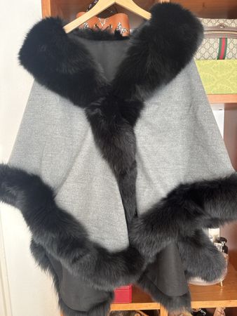 Damen Cape grau mit schwarzem Pelzbesatz guter Zustand