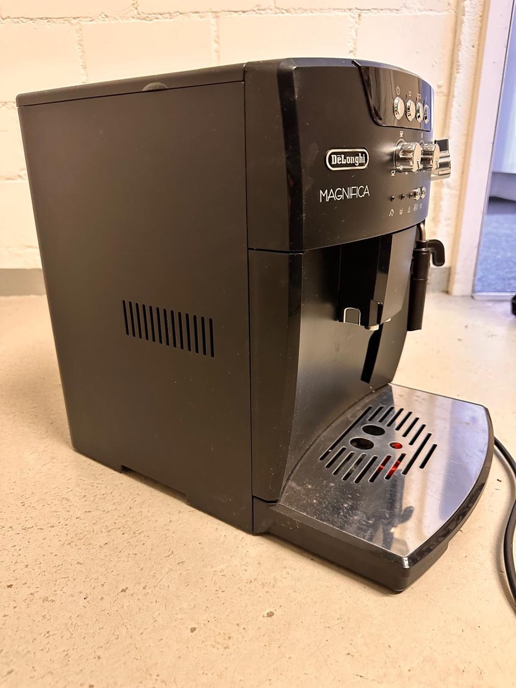 De'Longhi Macchine per caffè & Macchine per espresso: DeLonghi Magnifica Kaffeemaschine Automat – Usato da Egg b. Zürich venduto da Lanikai