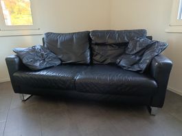 Schwarzes Ledersofa