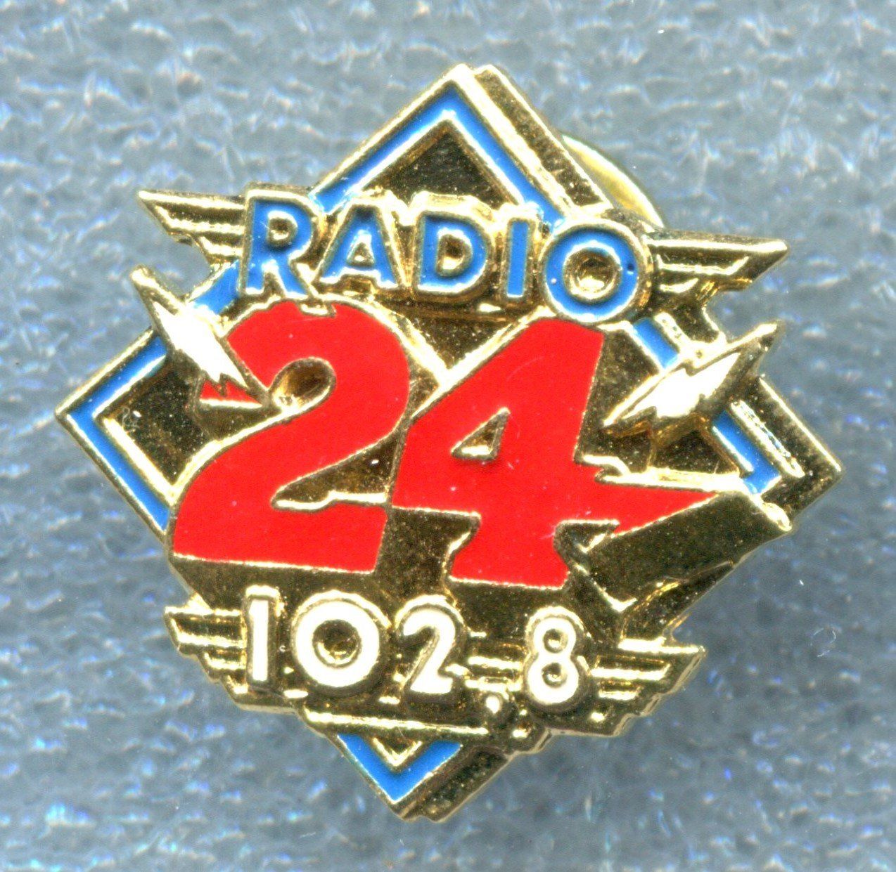 Placchette & Badge: RADIO 24 102,8 MHz – Usato da Winterthur venduto da Sammleroase
