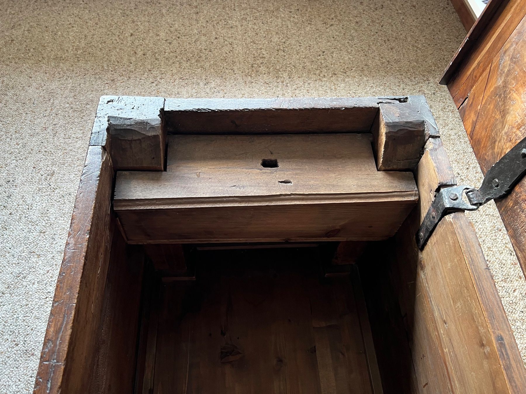 Cassapanche: Antike Holztruhe 1727 - Massivholz – Usato da Sennhof venduto da Johnbest 6
