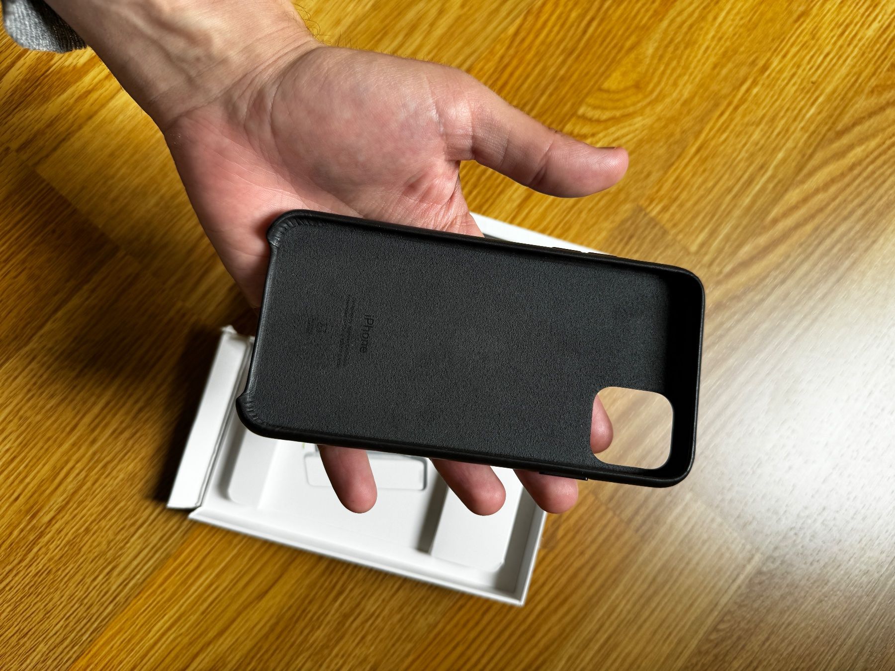 Cover & Protezioni schermo: Used Black Leather Apple Case for iPhone 11 Pro Max with Box – Usato da Zürich venduto da fra89zh 3