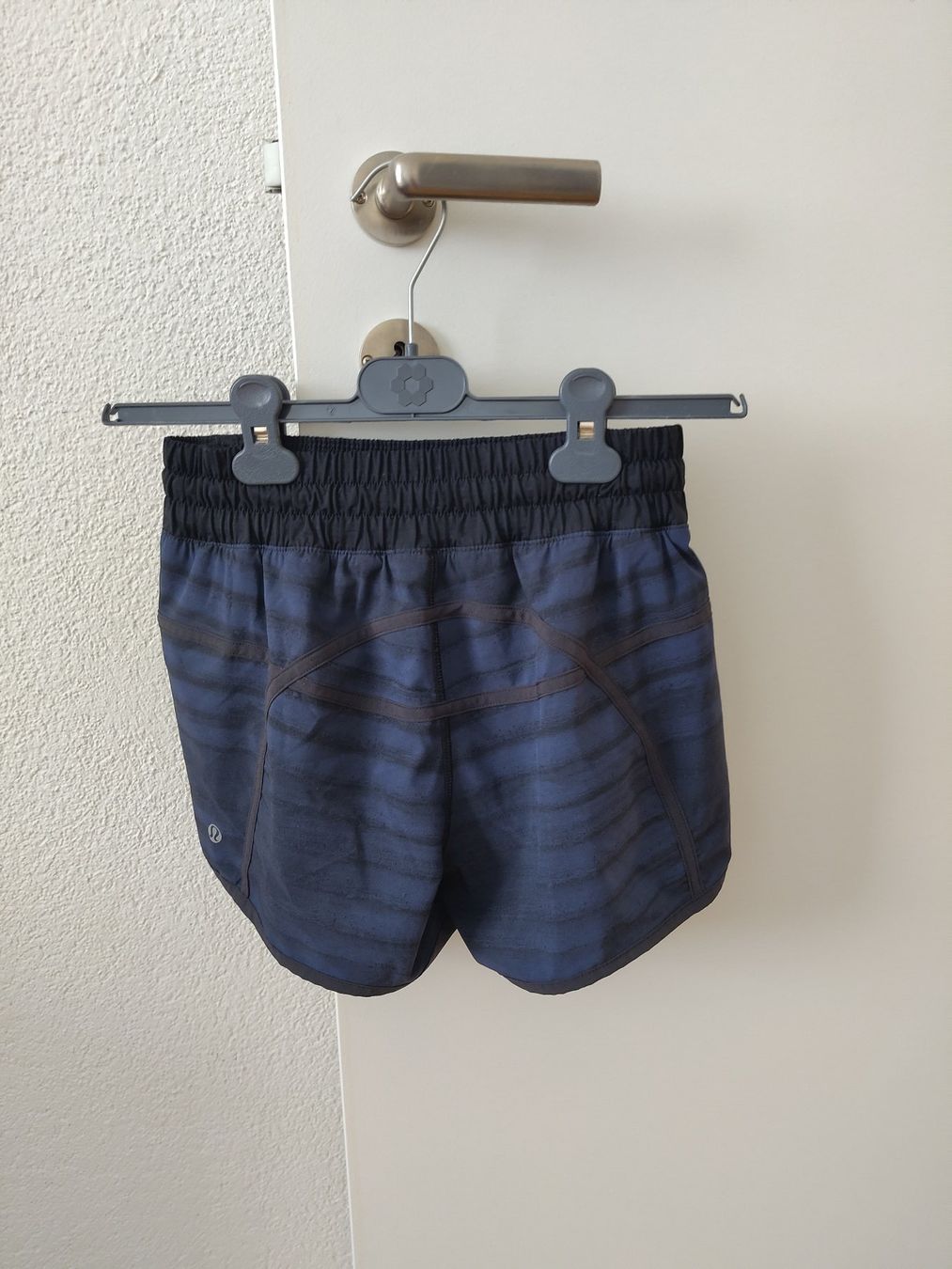 Lululemon Pantalons: Lululemon Damen Shorts blau gestreift – D'occasion à Baden par shinifin 1