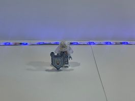 Lego Nexo Knights Figur mit Schild gebraucht Zustand