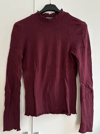 Weinroter Pullover
