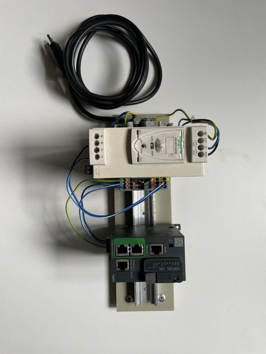 Schneider Componenti elettronici: Automate programmable Schneider  – Usato da Corcelles BE venduto da Peichen