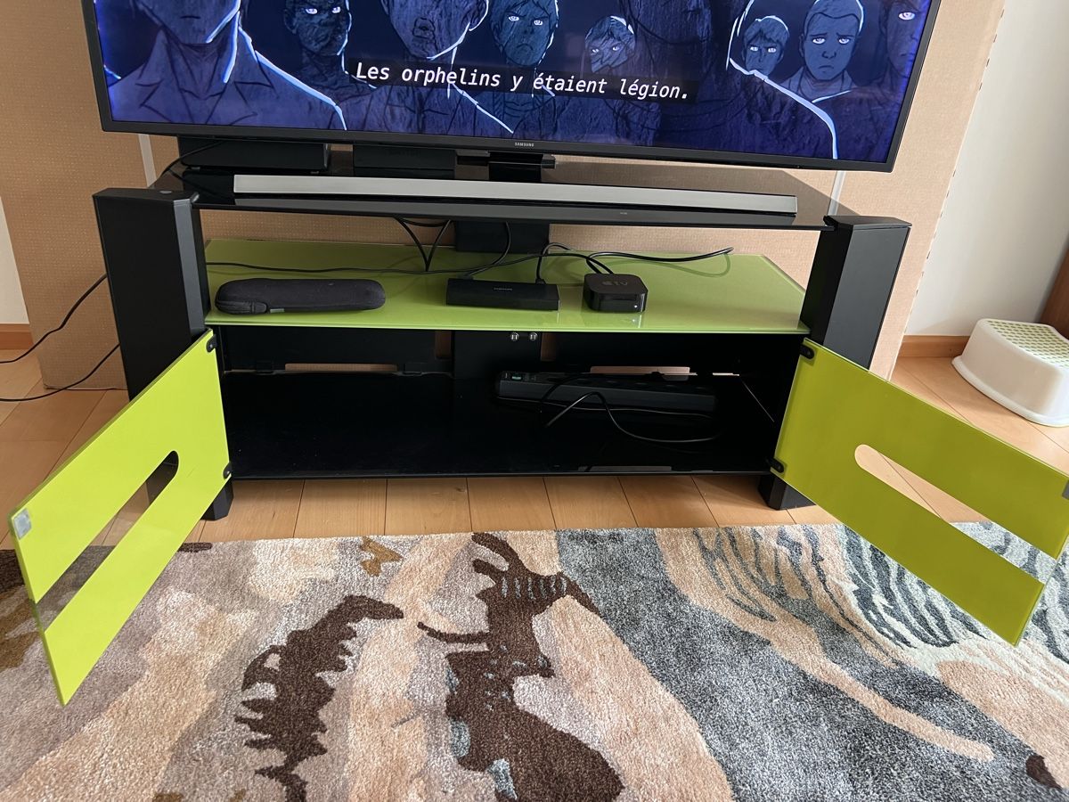 Mobili TV: TV-Möbel, schwarz-grünes Glas – Usato da Basel venduto da matlecam 2
