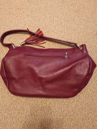 Bordeauxviolette Schultertasche aus Leder
