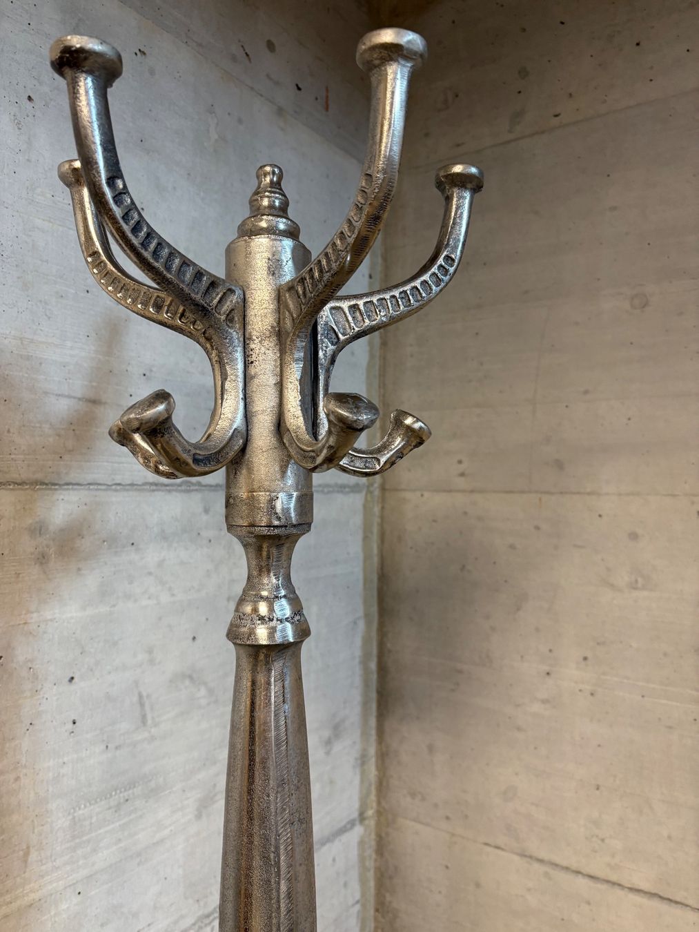 Garderobe: Kleiderständer, silberfarben Metall gebraucht – Gebraucht aus Schwyz von Aarwen 2