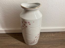 Vase mit Vintage Dekor GDR 1877 weiss Reliefdekor
