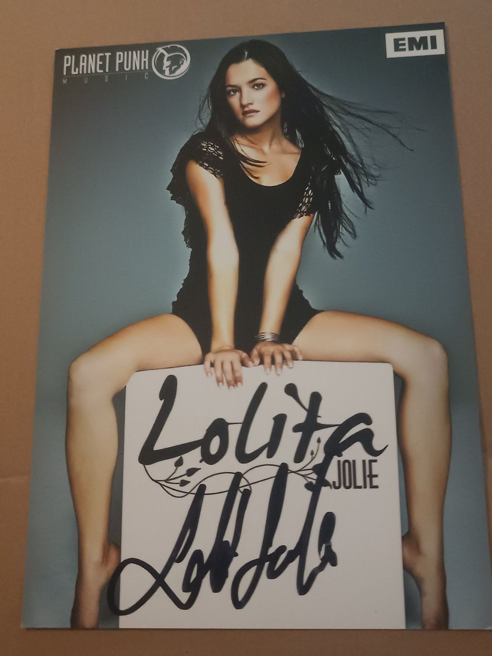 Autografi: Lolita Jolie - handsigniert – Usato da Menziken venduto da Artographs