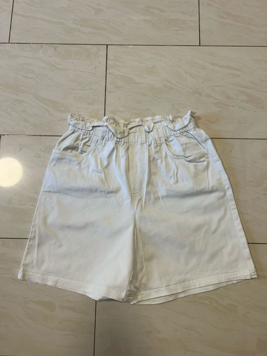 Benetton Pantalons: Weisse Sommershorts von Benetton mit elastischem Bund – D'occasion à Zürich par sop_82jx 1