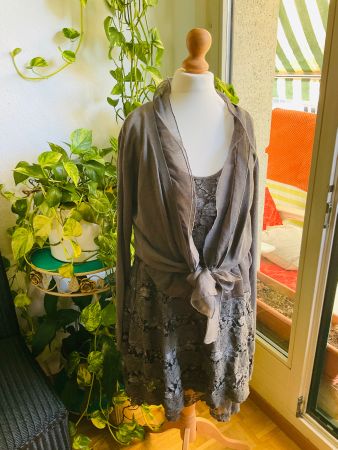 Merveilleux ensemble MYRINE vert olive robe tunique et gilet