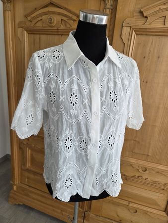 schöne Bluse mit Lochstickerei