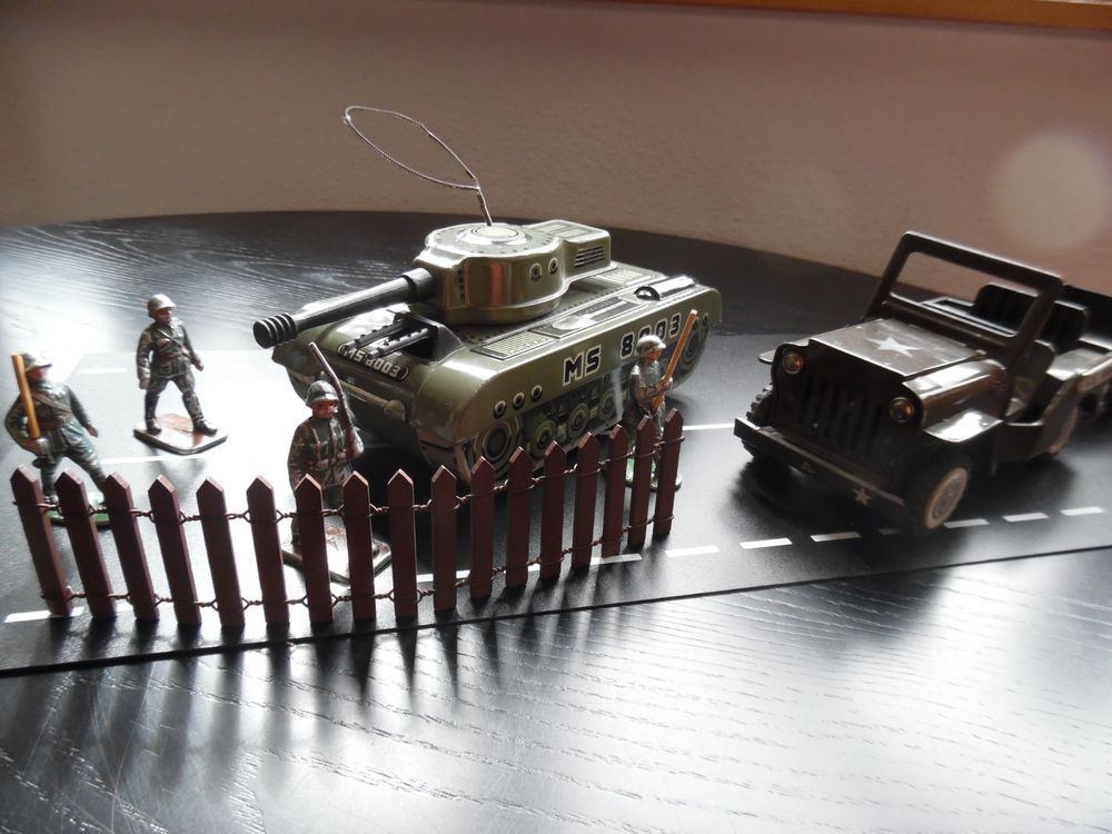 Militär Blechspielzeug Konv. Panzer, Jeep Figuren u Anhänger 2