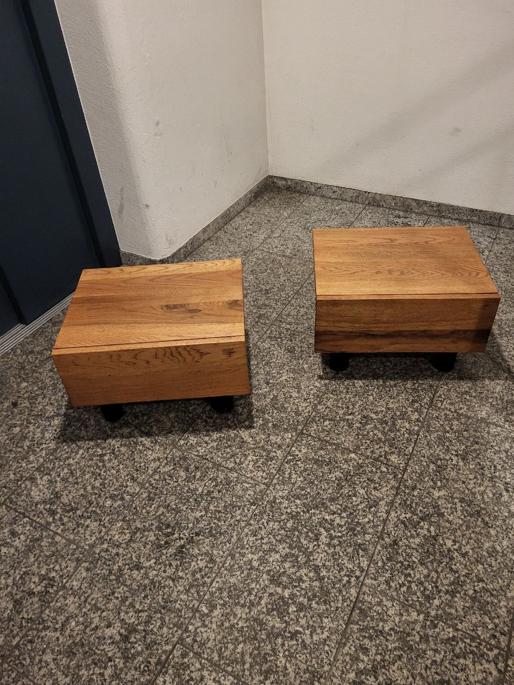 Tables de nuit: 2 Nachttische aus massivem Eichenholz mit Schublade – D'occasion à Zürich par Luftgekuehlt76 1